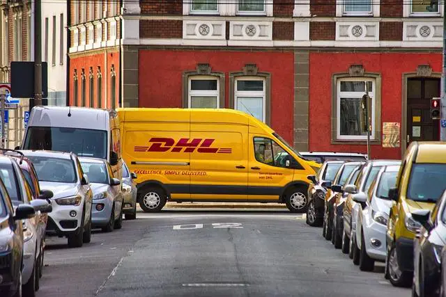 Co obsahuje správná faktura pro DHL