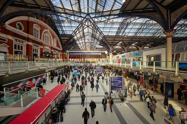 Kdo může využívat Liverpool Street úschovnu zavazadel?