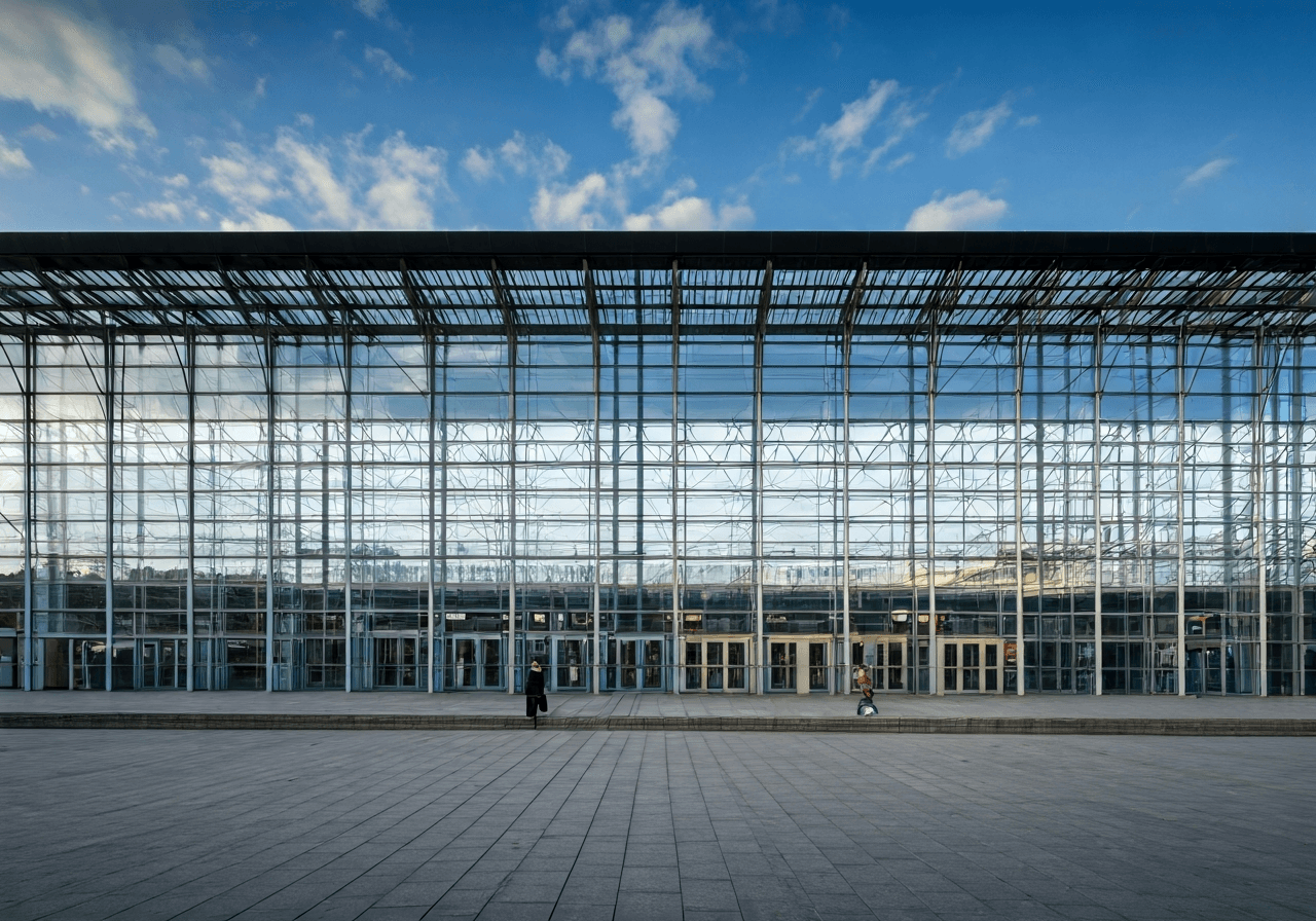 Úschovna zavazadel Ostrava Svinov: Kompletní přehled 2026 2 Modern architecture of Ostrava-Svinov railway station entrance, glass facade, spacious station hall, editorial photography, clean lines, soft natural daylight, 85mm lens, high resolution, no text, no words, no letters